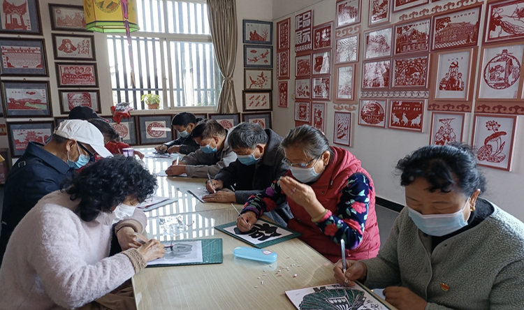 非遗之美 指尖灵舞 ——走进安宁市晓塘社区老年学校非遗剪（刻）纸班
